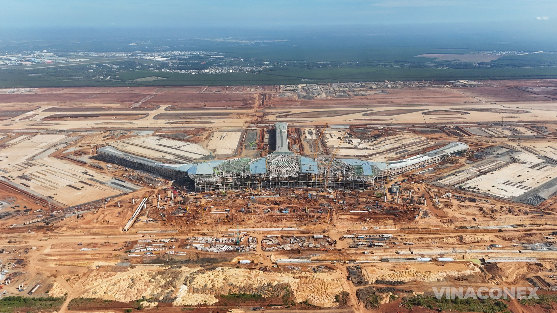 Sân bay Long Thành đang được đẩy nhanh tiến độ hoàn thiện, hướng tới khai thác thương mại trong thời gian tới.