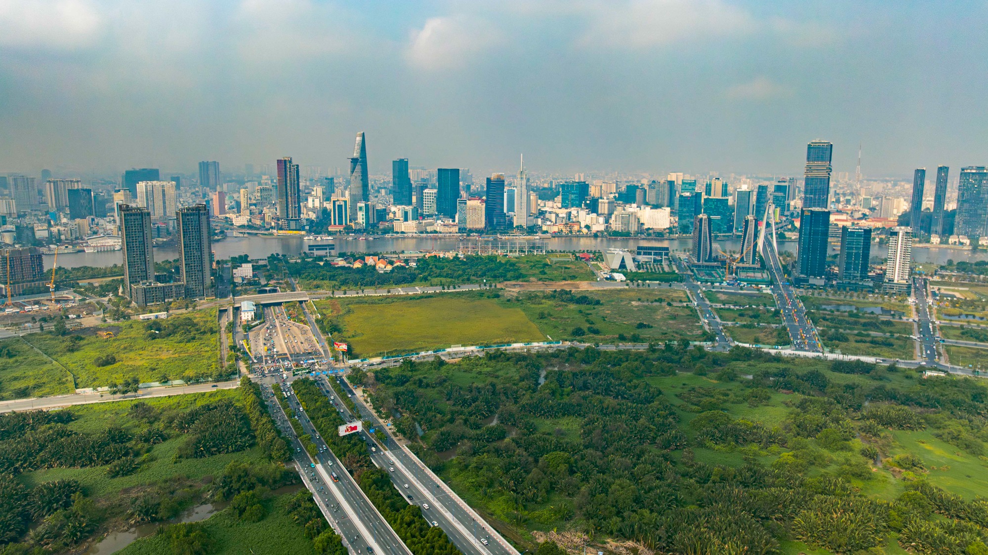 Thị trường bất động sản năm 2026: Đứt gãy hay chuyển sang phát triển bền vững? 1 Giai đoạn 2026–2030, mỗi năm thị trường phía Nam dự kiến có thêm khoảng 28.500 căn hộ cùng 12.000 sản phẩm nhà liền thổ.