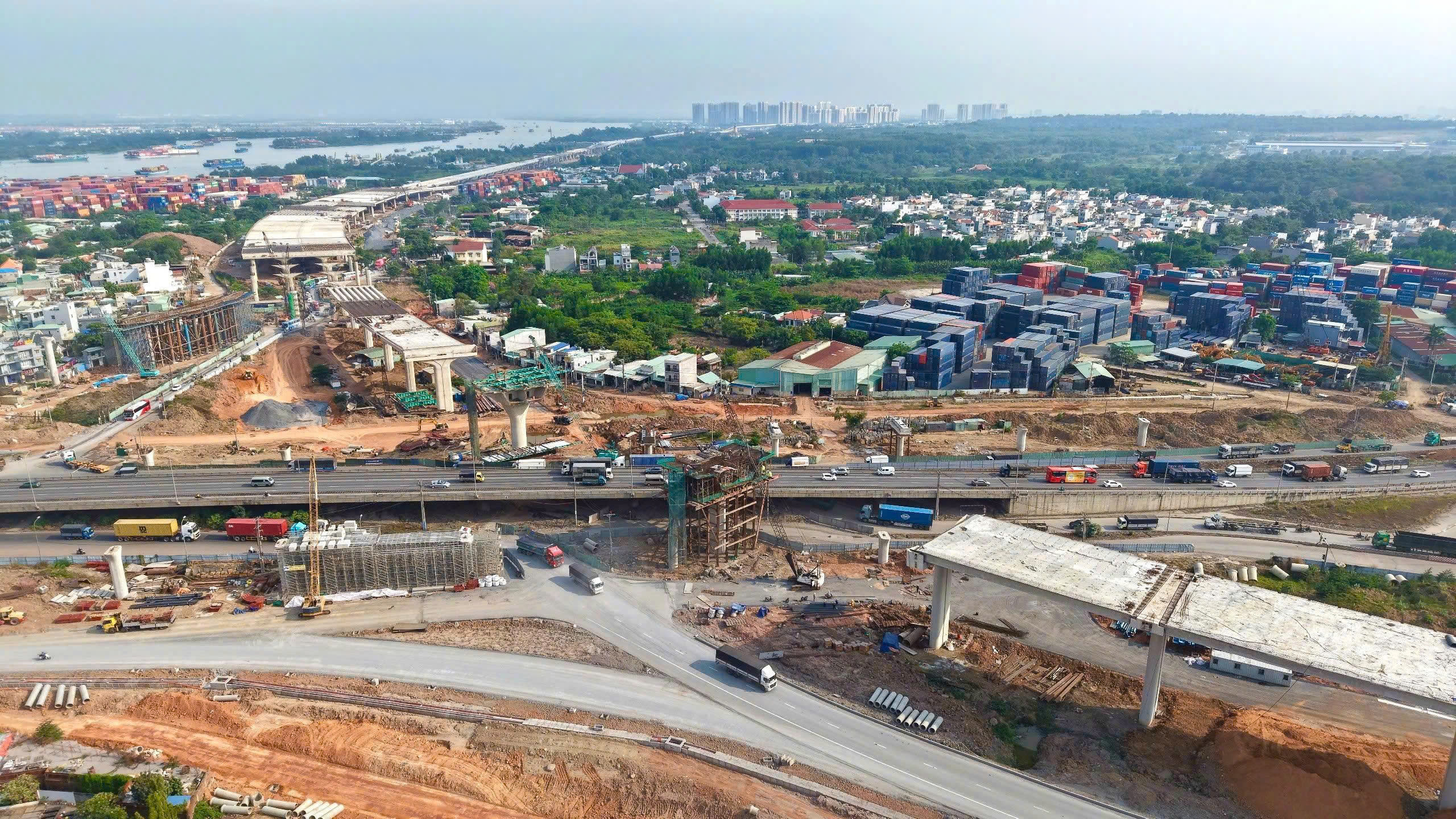 Nút giao Tân Vạn tăng tốc thi công, dự kiến hoàn thành vào tháng 6-2026 11 Công trường nút giao Tân Vạn đang được đẩy nhanh thi công để kịp hoàn thành vào tháng 6-2026. Ảnh: A Út