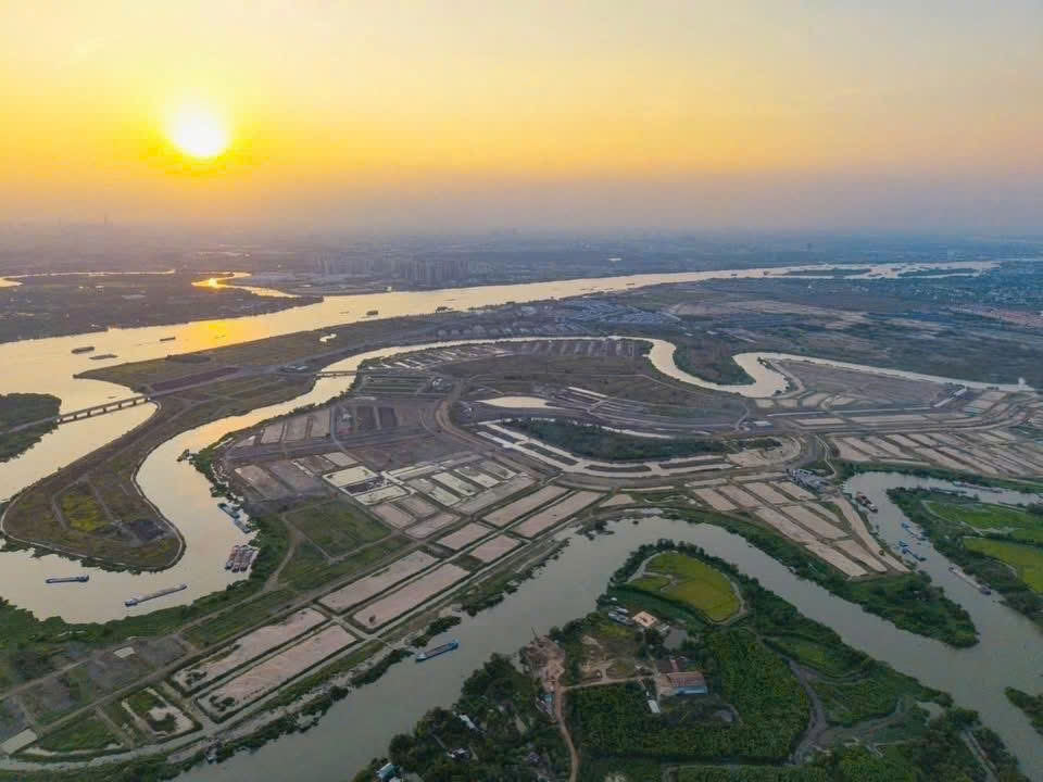 Tiến độ thi công tại phân khu Đảo Phượng Hoàng – Aqua City tháng 03/2026 với các hạng mục san lấp và hoàn thiện mặt bằng đang được triển khai đồng bộ.