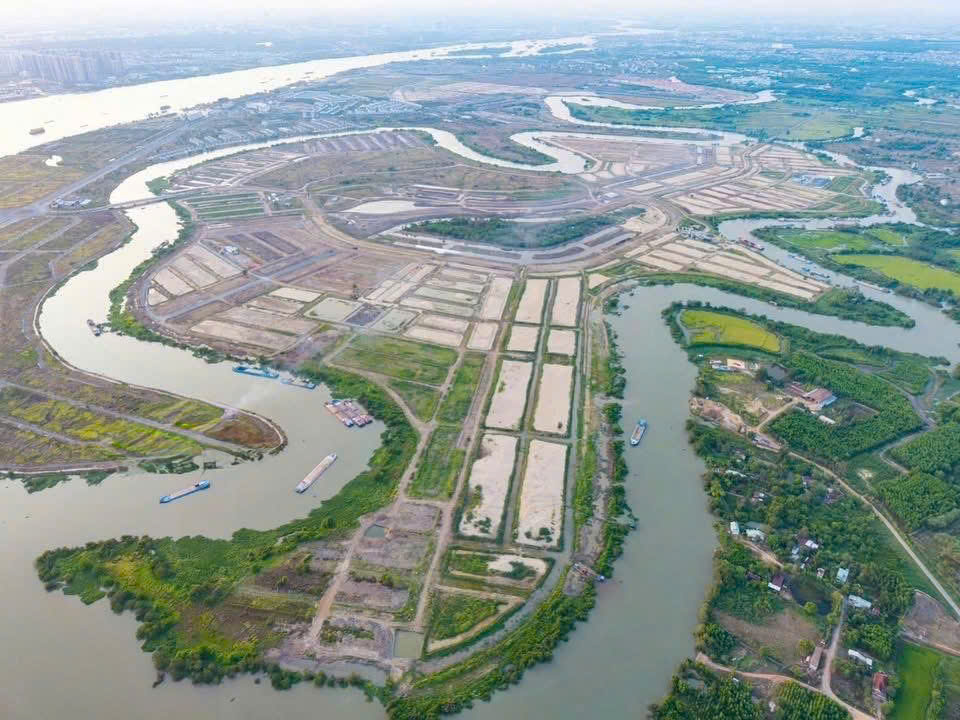 Tiến độ thi công tại phân khu Đảo Phượng Hoàng – Aqua City tháng 03/2026 với các hạng mục san lấp và hoàn thiện mặt bằng đang được triển khai đồng bộ.