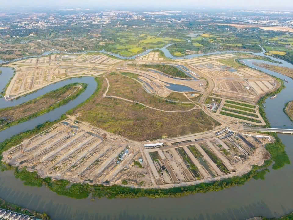 Tiến độ thi công tại phân khu Đảo Phượng Hoàng – Aqua City tháng 03/2026 với các hạng mục san lấp và hoàn thiện mặt bằng đang được triển khai đồng bộ.