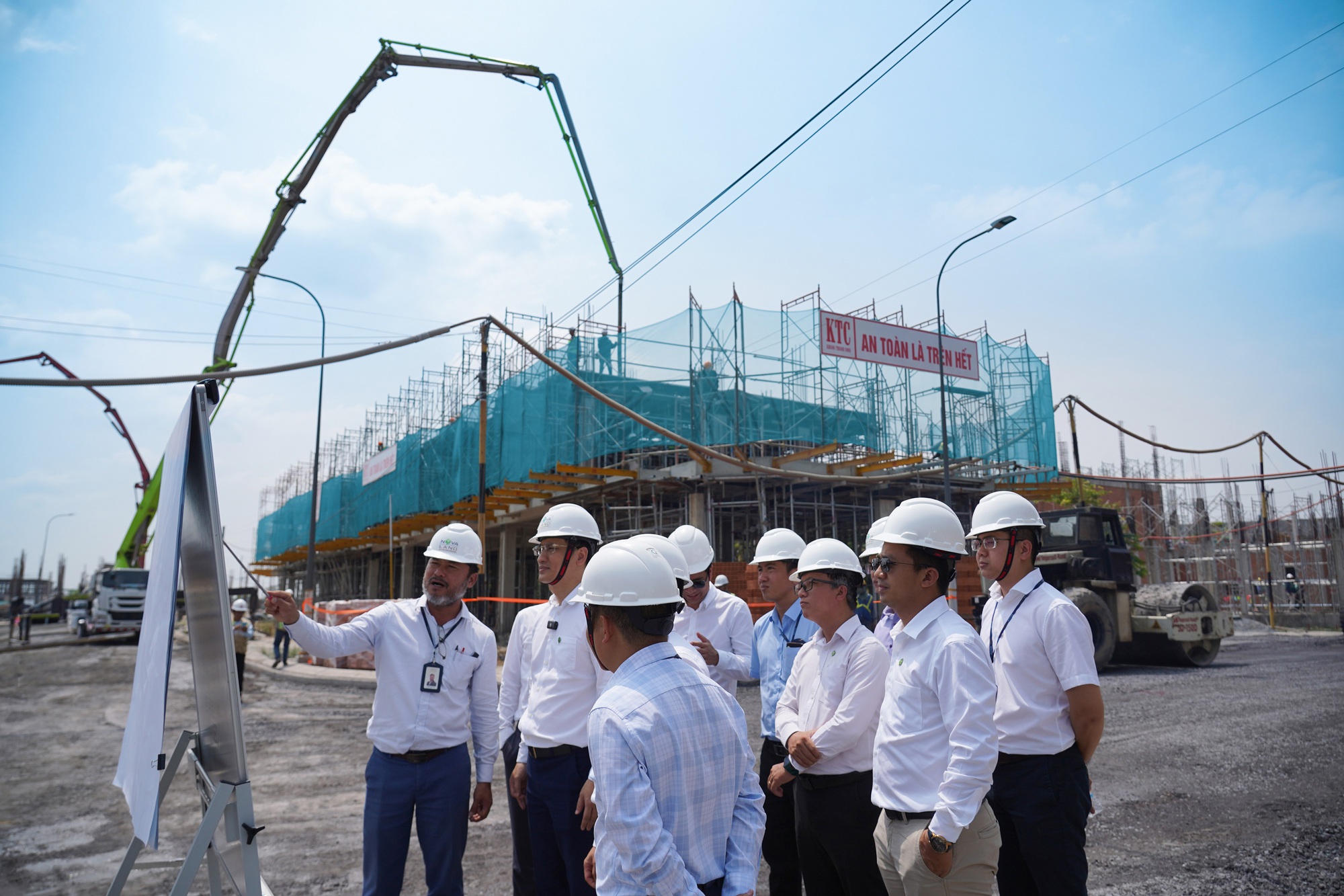 Tín hiệu tích cực tại Aqua City: Sắp bàn giao sổ hồng từ tháng 6/2026 2 Ban Lãnh đạo Novaland tiến hành kiểm tra và rà soát tiến độ triển khai tại dự án Aqua City.
