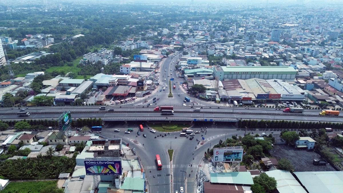Mở rộng Quốc lộ 13 lên 10 làn xe: Cơ hội đón đầu chu kỳ tăng trưởng mới của bất động sản Đông Bắc TP.HCM 1 Quốc lộ 13 đang được nâng cấp thành trục tài chính – thương mại quan trọng của khu Đông Bắc TP.HCM.