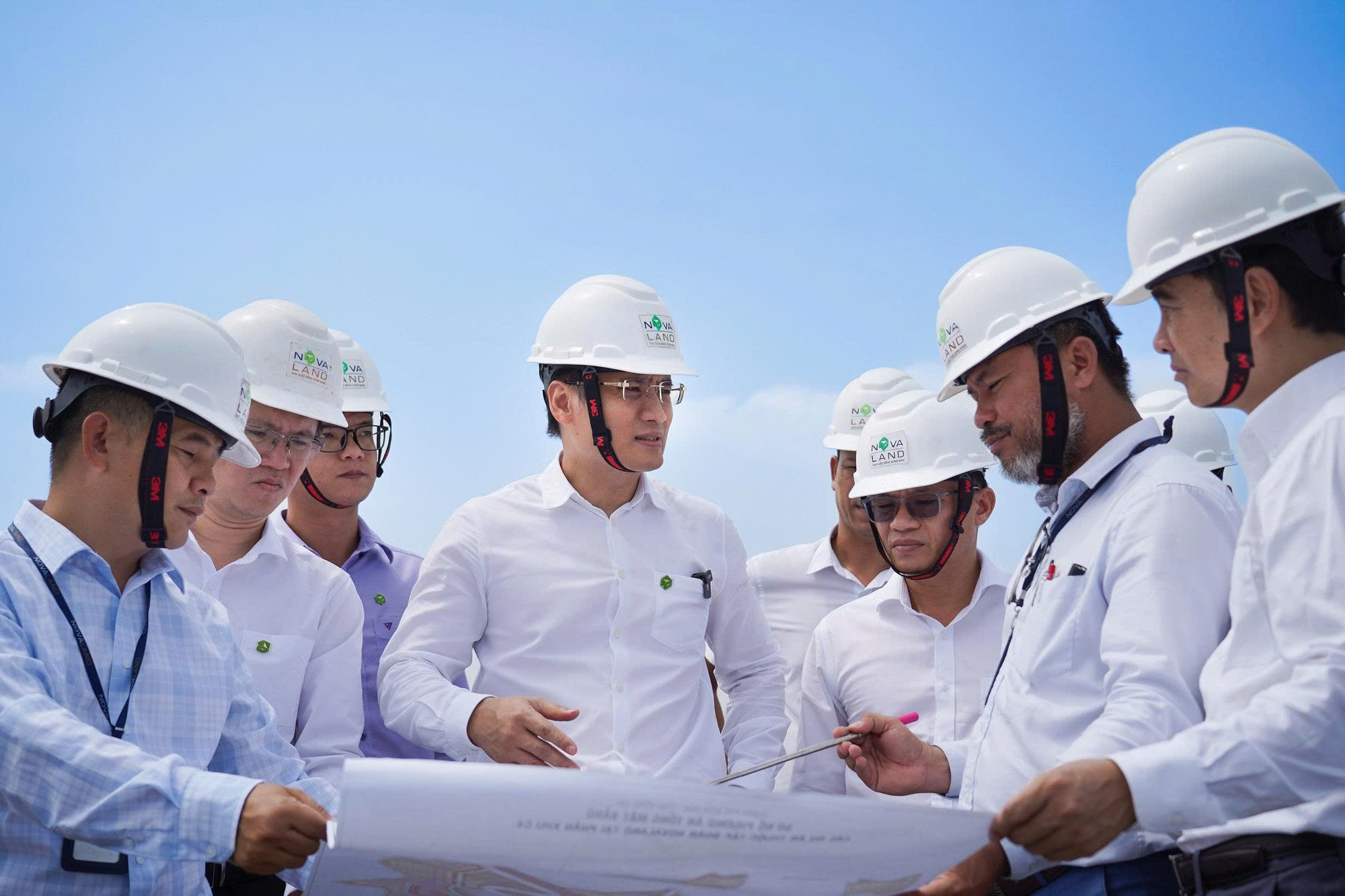 Tín hiệu tích cực tại Aqua City: Sắp bàn giao sổ hồng từ tháng 6/2026 3 Ban Lãnh đạo Novaland tiến hành kiểm tra và rà soát tiến độ triển khai tại dự án Aqua City.
