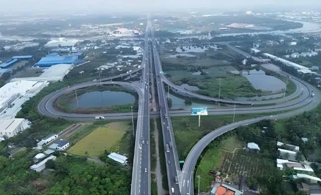 Tây Nam TP.HCM: Khu vực chuyển mình thành điểm nóng mới của thị trường bất động sản 1 Hạ tầng giao thông liên vùng tại Tây Nam TP.HCM đang dần hoàn thiện, tạo động lực thúc đẩy phát triển bất động sản khu vực.